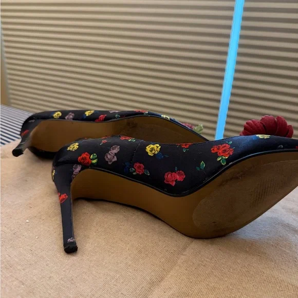 Betsey Johnson Black Floral Heels with Green Accents - Picture 4 of 5